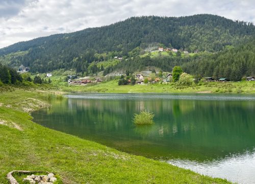 Zaovinsko jezero – biser Tare sa smaragdnom vodom