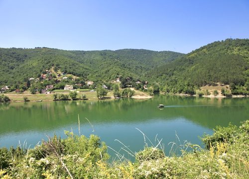 Bovansko jezero – skriveni dragulj između planina